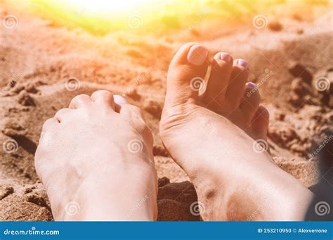 Vacances Sur La Plage La Fille Est En Train De Bronzer Sur La Mer