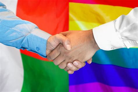 Apret N De Manos Sobre El Fondo De La Bandera Gay De Madagascar Y Lgbt Concepto De Soporte Foto