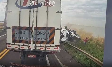 Vídeo mostra milagre de caminhoneiro saindo ileso de acidente