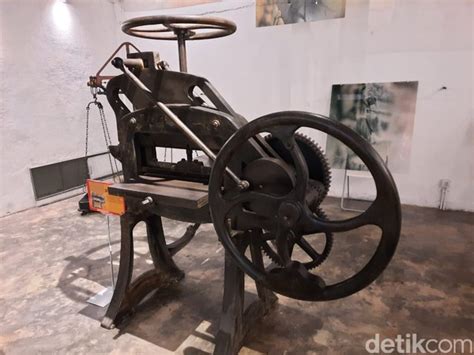 potret mesin pencetak uang kuno  galeri museum peruri