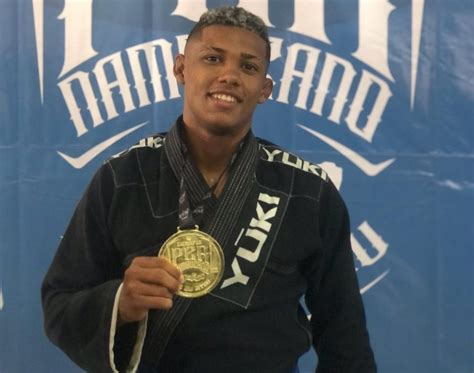 Atleta macaibense sagra se campeão em luta casada de jiu jitsu em