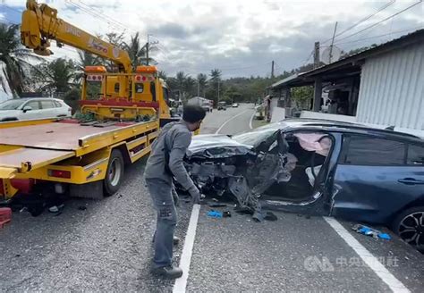 台東海岸公路對撞遊覽車 自小客車駕駛困車內重傷 社會 中央社 Cna