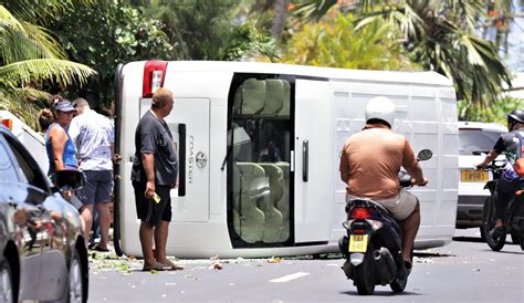 ‘narrow Escape Tourist Bus Crashes With Eight On Board Cook Islands