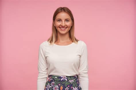 Photo De Studio De Belle Jeune Femme Blonde Avec Une Coiffure Décontractée Regardant La Caméra
