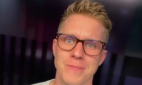 Presentador De Gay Sky News Elogiado Por Mencionar Casualmente A Su Marido En Vivo