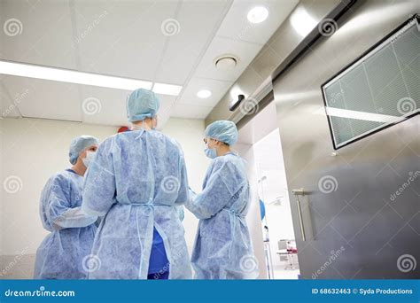 Groupe De Chirurgiens Dans La Salle Dopération à Lhôpital Photo Stock