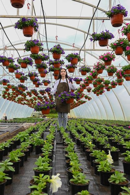 Trabajadora En Un Vivero De Plantas Un Invernadero Con Macetas