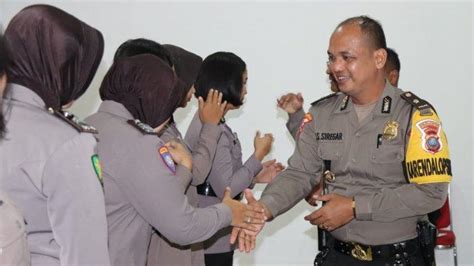 Syukuran Hari Jadi Polwan Ke 75 Kapolres Sergai Dan Istri Suapi Polwan