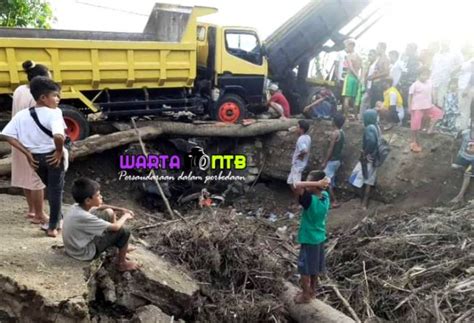 Jembatan Penghubung Di Desa Wilamaci Amblas Dihantam Banjir Warta Ntb