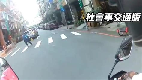 行人地獄再現！轎車未禮讓險撞男童 遭攔後竟稱：他跑走了阿 Yahoo奇摩汽車機車