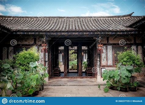 Facade of an Old Traditional Chinese House in the Zhu Family Garden in ...