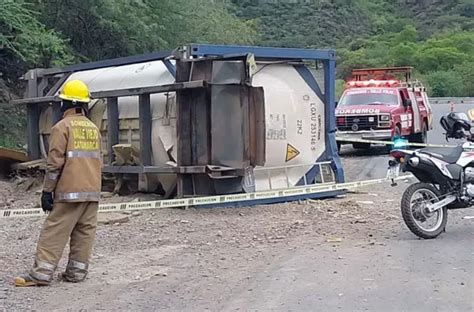 Un Cami N Volc Su Acoplado Con Sulfato De Amonio En La Cuesta Del