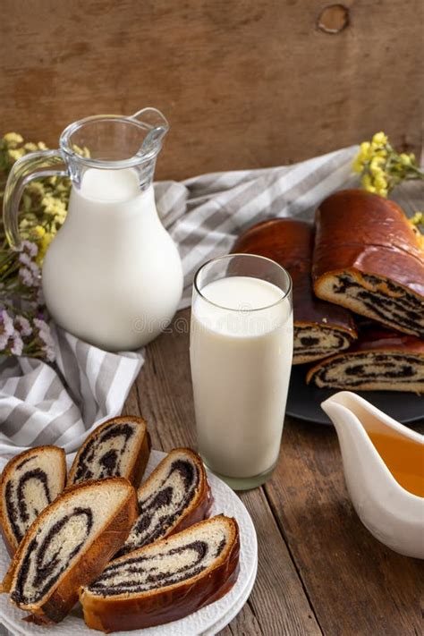 Rollo Con Semillas De Amapola Y Un Vaso De Leche Comida En La Mesa