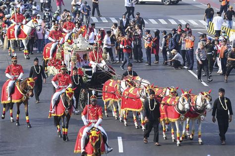 FOTO Ki Jaga Rasa Bawa Bendera Pusaka Merah Putih Di Kirab Budaya HUT RI