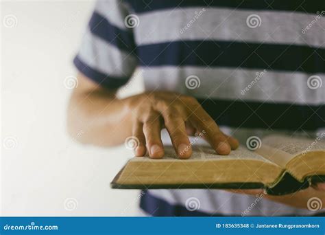 Manos Sosteniendo La Biblia Abierta Foto De Archivo Imagen De