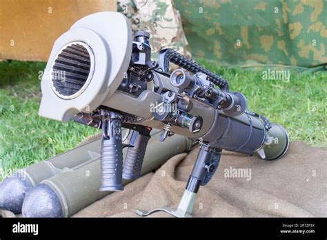 Shoulder-launched hand-held anti-tank missile launcher Stock Photo - Alamy