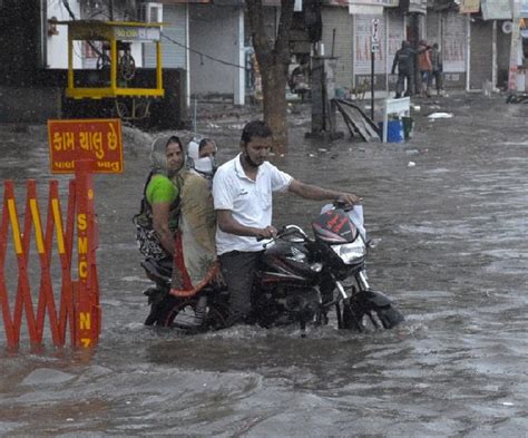 Flood Alert महाराष्ट्र गुजरात में आसमान से बरसी आफत बाढ़ के हालात अब