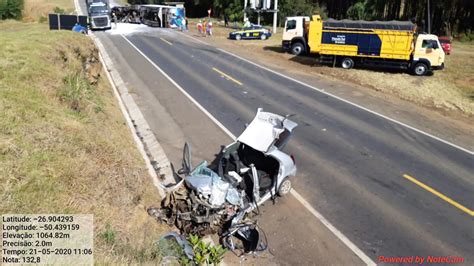 Acidente Entre Carro E Duas Carretas Mata Motorista Na Br