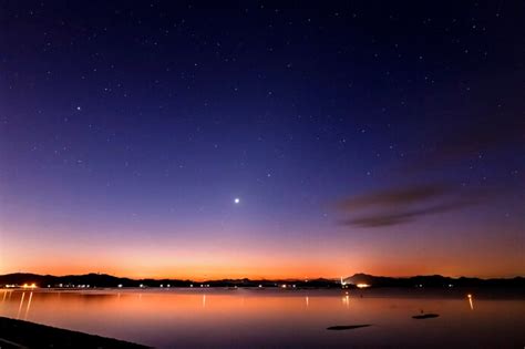 月のように満ち欠けする金星。1月下旬から「明けの明星」として、夜明け前の空で輝きます Aera Dot アエラドット