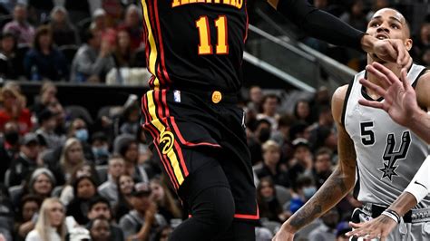 Young Scores 31 Hawks Beat Spurs For 6th Straight Win