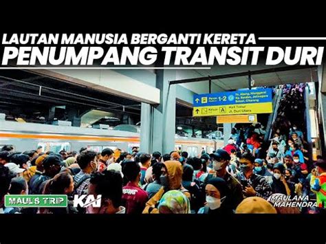 BERJIBAKU DI STASIUN DURI Penumpang Padati Jalur 5 Transit Ke Dari KRL