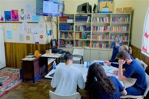 Adolescentes que cumprem medidas socioeducativas realizam peça de