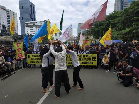 Tebar Bunga Hingga Aksi Teatrikal Koran Jakarta