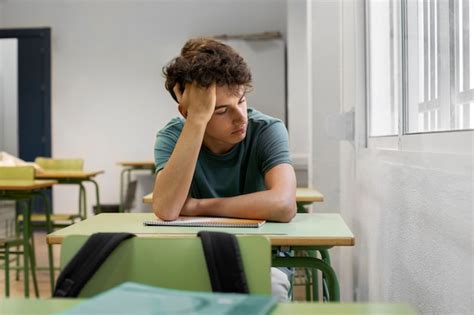 Vista Frontal Adolescente Triste En La Escuela Foto Premium