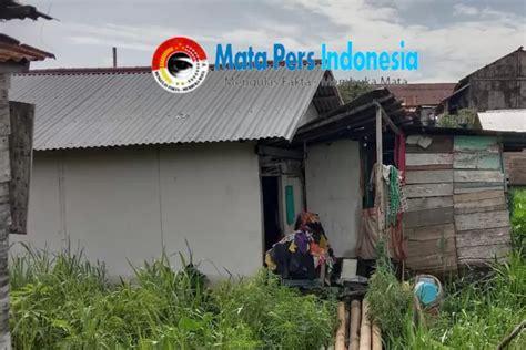 Rumah Janda Miskin Seorang Pengamen Dengan Lima Anak Ini Mendesak