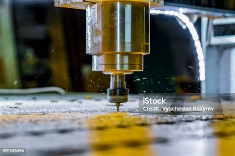 Penggilingan Suku Cadang Pada Mesin Spindle Cnc Foto Stok Unduh Gambar Sekarang Alat Kerja