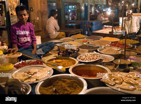 Balance scale and india market hi-res stock photography and images - Alamy