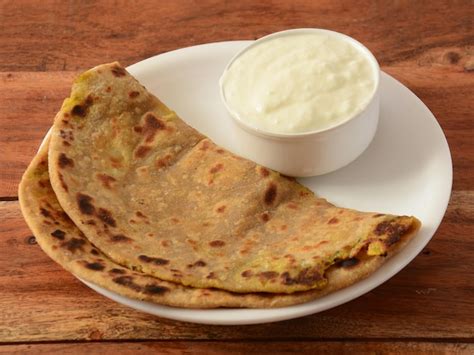 Aloo Paratha O Pan Plano Relleno De Patata India Servido Con Cuajada