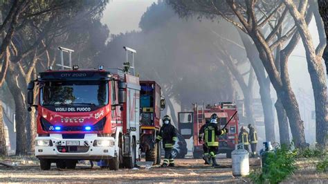 Roma Incendio Alla Pisana Chiuso Il Raccordo Il Difforme