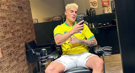 Tiago Ramos ex namorado da mãe de Neymar pinta o cabelo de loiro e