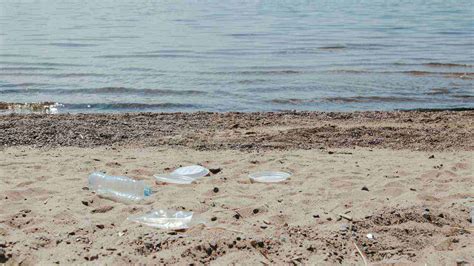 Spiagge Italiane Sono Invase Dai Rifiuti