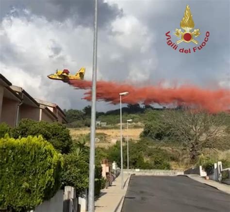 Grosso Incendio A Bonorva Due Canadair Dei Vvf E Tre Elicotteri In