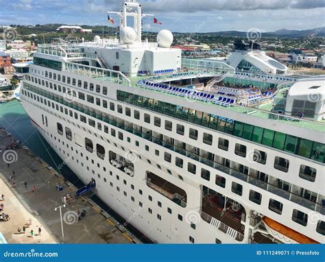 P&O Aurora Cruise Ship imagen de archivo. Imagen de piscina - 111249071