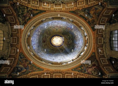 Basilique saint pierre hi-res stock photography and images - Alamy