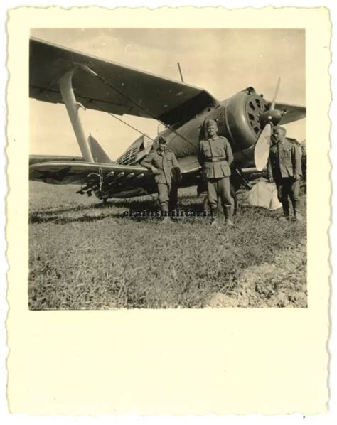 ORIG FOTO SOLDATEN Mit Russ Beute Flugzeug Polikarpov I 15 In