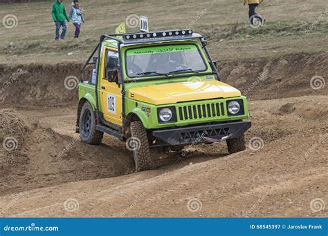 Amarelo E Verde Fora Do Carro Da Estrada No Terreno Fotografia