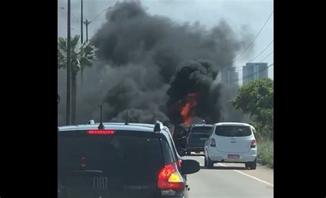 Carro pega fogo e fica completamente destruído na Rota do Sol VÍDEO