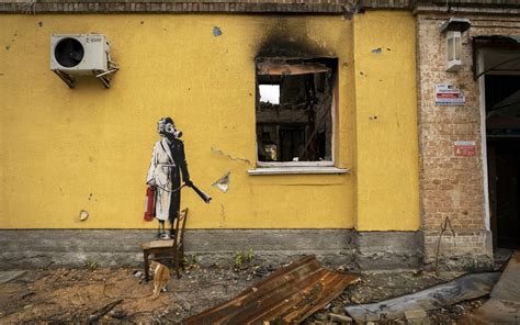 Ukraine Krieg Banksy malte auf Trümmer Fotos