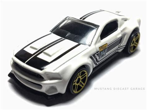 Hot Wheels Custom 2014 Ford Mustang Series 2016 Ford Performance สขาว 1 64