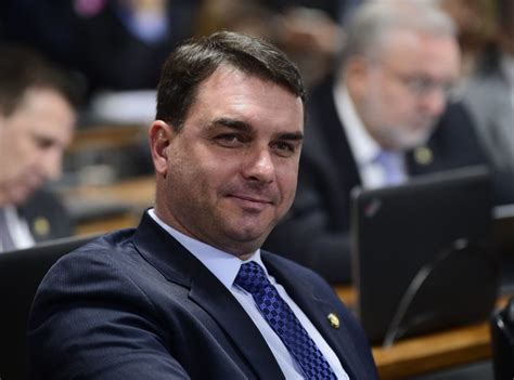 Flávio Bolsonaro testa positivo para o novo coronavírus Super Rádio Tupi