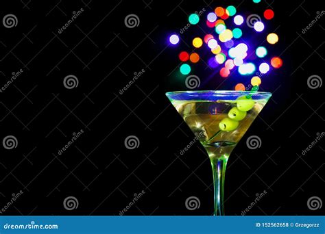 Un Vidrio De Martini Con Las Aceitunas Verdes En Un Fondo Negro Foto De