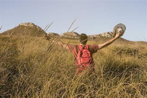 Joven Adulto Irreconocible Con Sombrero En Una Zona De Viaje Del