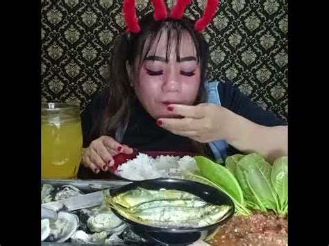 Mugbang Oyster Ikan Pindang Lalapan Daun Jambu Mente Sambal Asam