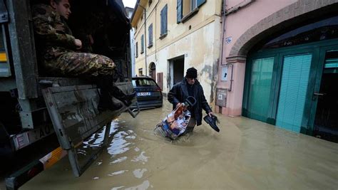 Italia Continúa En Alerta Roja Tras Las Inundaciones Con Miles De