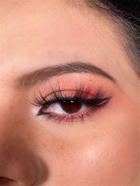 Maquillaje Rojo Con Toques Rosados Red And Black Eye Makeup White Eye Makeup Red Makeup Looks