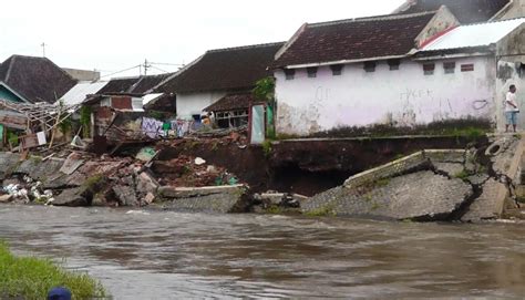 Tergerus Banjir 3 Rumah Di Lumajang Rusak Parah Dan Rawan Ambruk